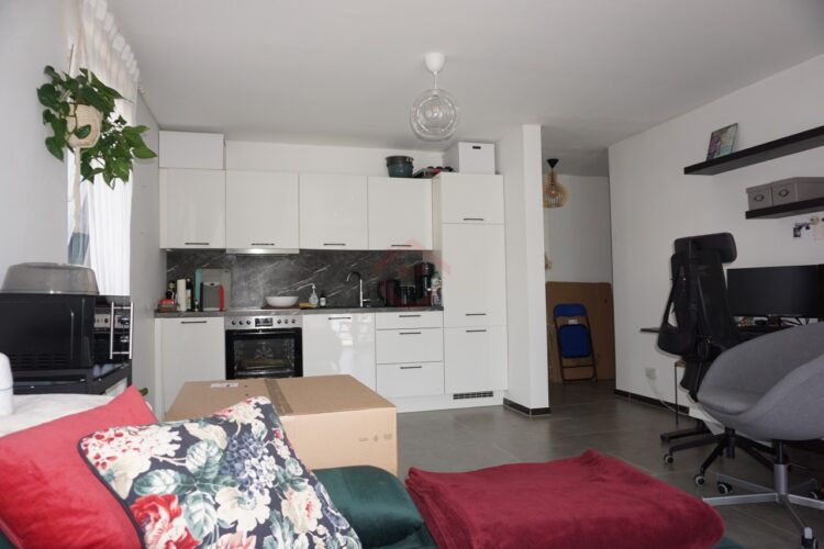 Wohnzimmer mit Blick auf die Küche