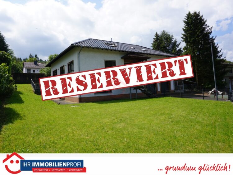 Vorderseite mit Eingang der Wohnungen EG und DG