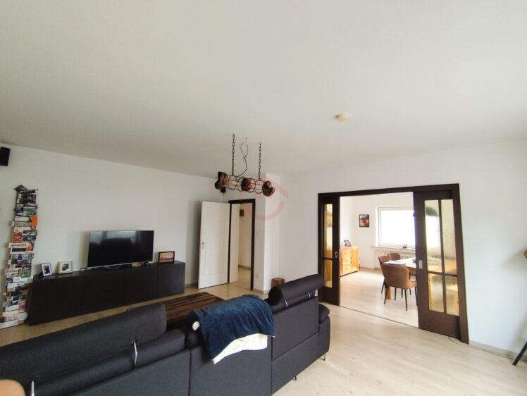 Wohnzimmer mit Durchgang zum Essbereich