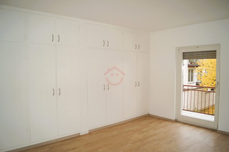 Elternschlafzimmer mit integriertem Einbauschrank und Balkonzugang