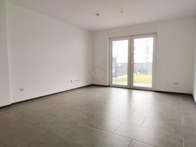 Wohn- und Schlafraum mit Blick auf die Terrasse