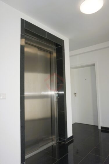 Aufzug neben dem Wohnungseingang