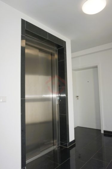 Aufzug neben dem Wohnungseingang
