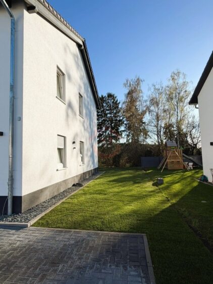 Garten seitlich am Haus