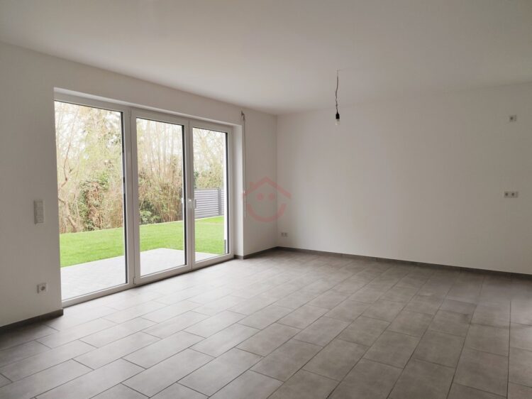 Wohn-Esszimmer mit Zugang zur Terrasse