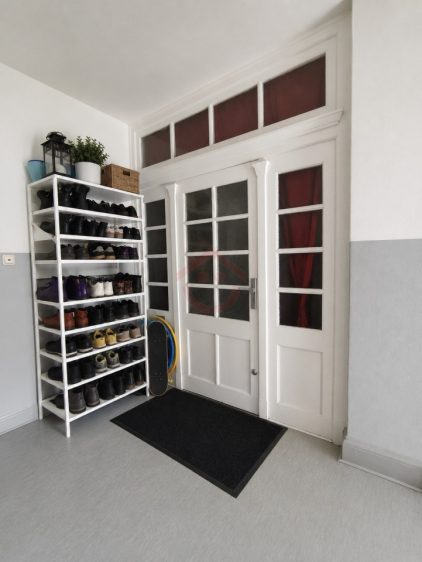 Wohnungseingang mit original erhaltener Altbautür