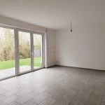Wohn-Esszimmer mit Zugang zur Terrasse