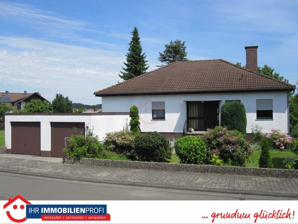 Zweifamilienhaus mit Terrasse, Balkon und schönem Garten in Beuern