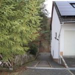 Einfahrt links des Hauses