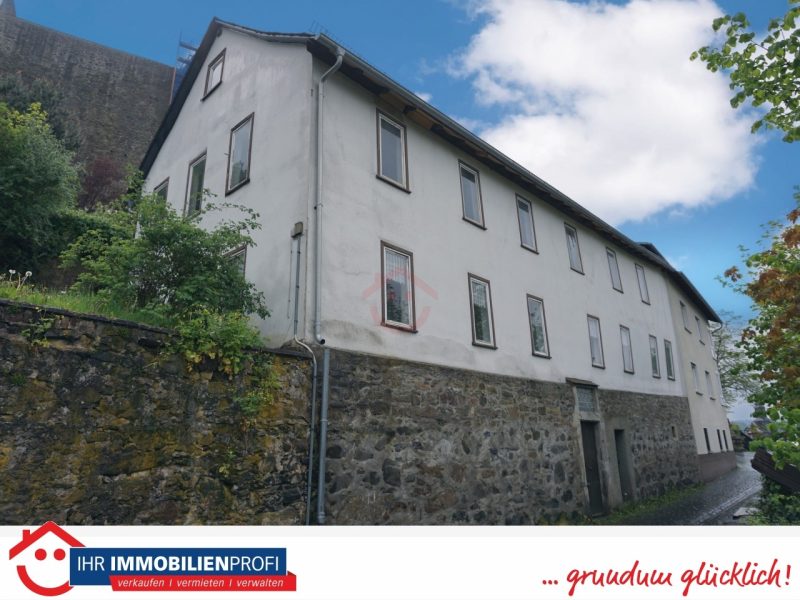 Mehrfamilienhaus unterhalb des Schlosses Dillenburg – neues Dach – Innen renovierungsbedürftig
