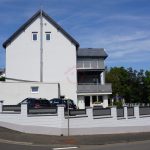 Seitenansicht mit Stellplätzen