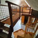 Treppen zum Schlafbereich und Wohnzimmer
