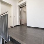 Eingangstür und Aufzug