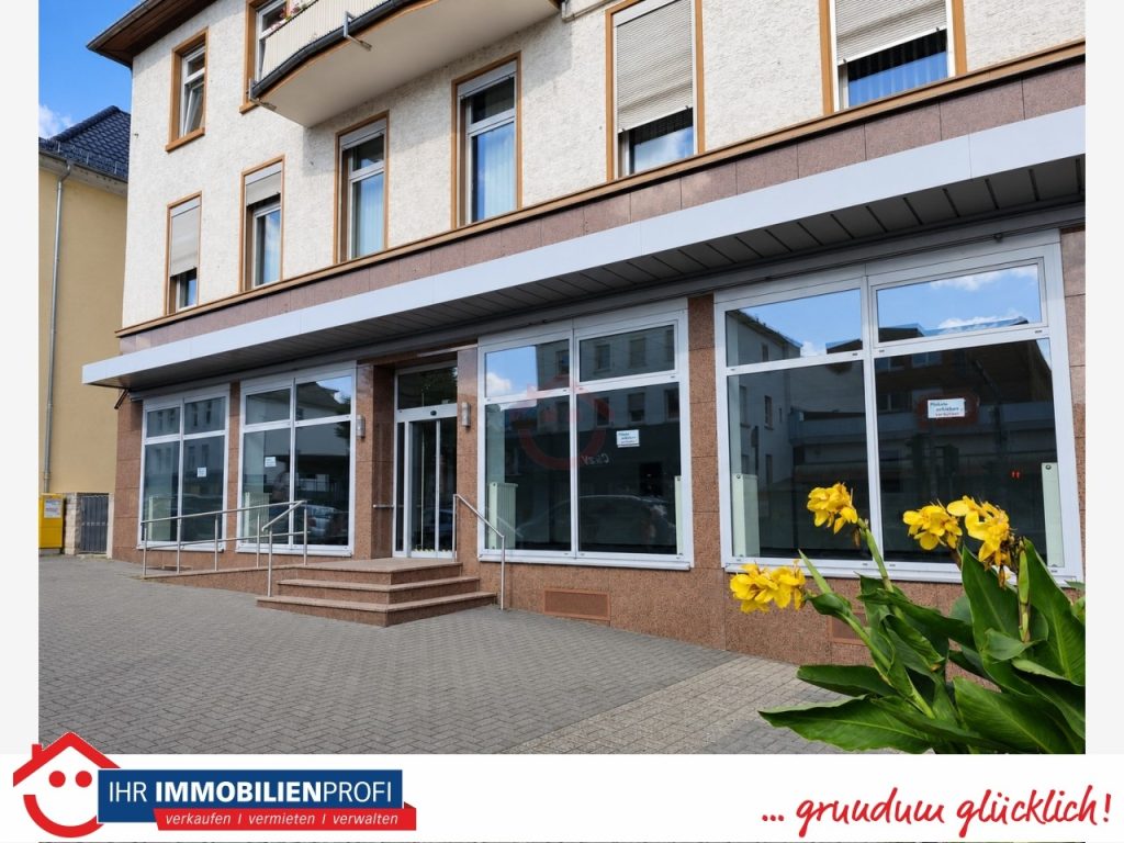 Außenansicht mit großzügiger Schaufensterfront (1)