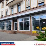 Außenansicht mit großzügiger Schaufensterfront (1)
