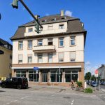 Außenansicht mit großzügiger Schaufensterfront (2)