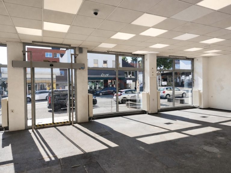 Großflächige Schaufenster mit hervorragender Sichtbarkeit