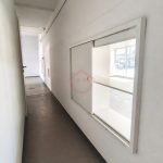Flur mit charmanten, offenen Schiebefensterelementen (1)