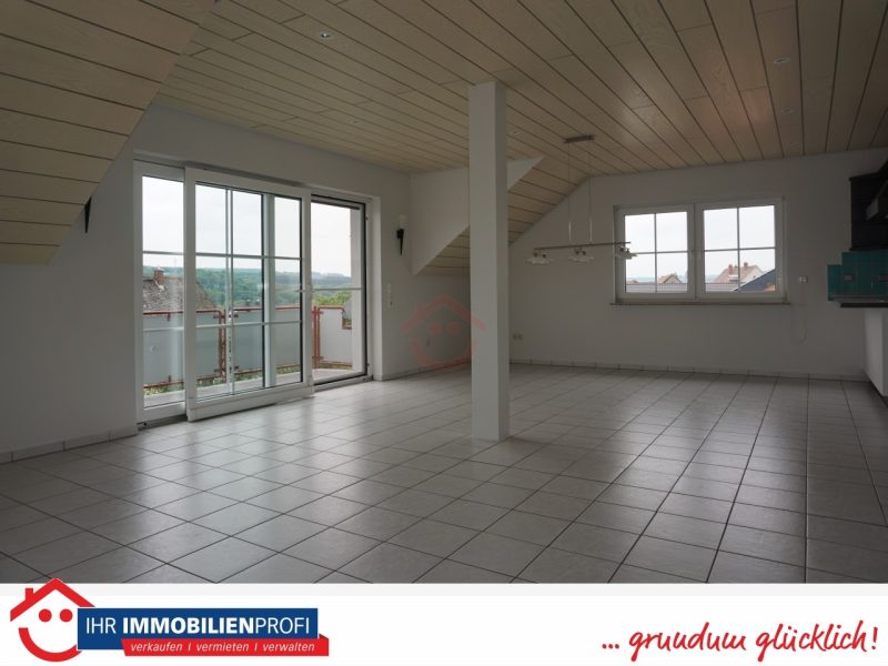 Helle Maisonette-Wohnung mit Balkon und tollem Ausblick