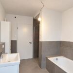 Modernes, helles Badezimmer (1)