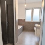 Modernes, helles Badezimmer (2)