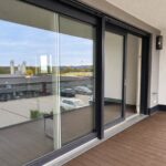 Große, bodentiefe Balkonfenster